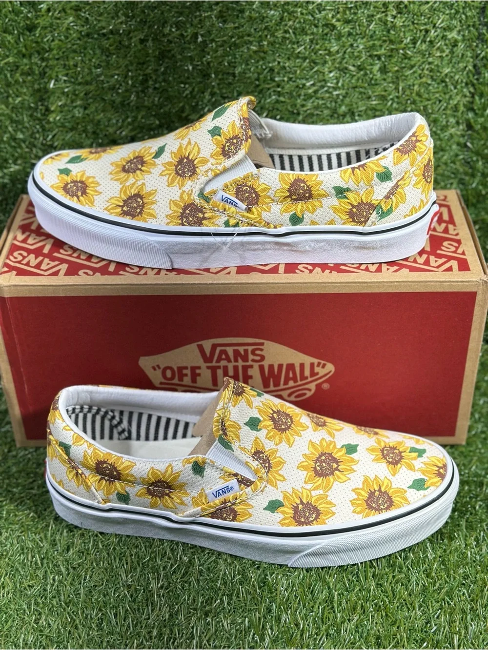 Vans Classic Slip-On, Sunflower Print/White,Men’s 8.5/Womens 10, VN000ZMRFN0